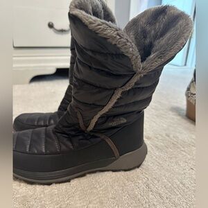 North face boots, size 7, used twice